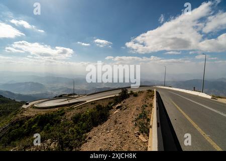 Al Bahah, Arabie Saoudite : la route de montagne Nosab entre Al Bahah et Abha dans la partie occidentale de l'Arabie Saoudite non loin de Djeddah. Banque D'Images