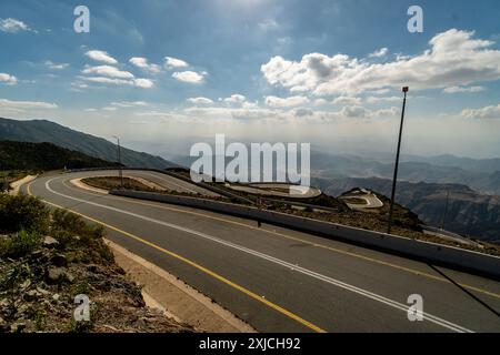 Al Bahah, Arabie Saoudite : la route de montagne Nosab entre Al Bahah et Abha dans la partie occidentale de l'Arabie Saoudite non loin de Djeddah. Banque D'Images