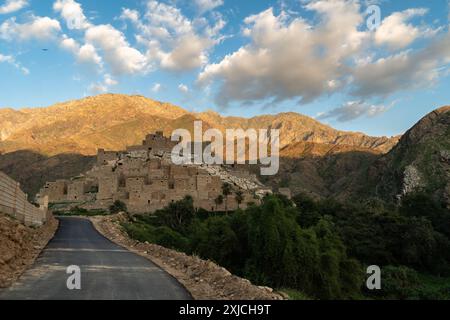 Al Bahah, Arabie Saoudite : la route vers le Thee Ain, ou Zee Ain ancien village dans les montagnes de l'Arabie Saoudite en fin d'après-midi avec un bleu nuageux Banque D'Images