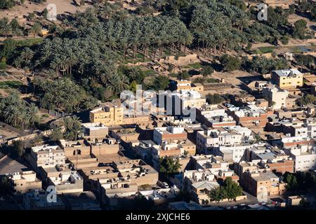 Al Ula, Arabie Saoudite : vue aérienne de la vieille ville d'Al Ula célèbre pour ses formations rocheuses et ses sites patrimoniaux en Arabie Saoudite depuis le sommet du mont Harrat Banque D'Images