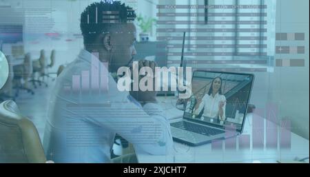 Image de l'interface infographique, divers collègues discutant des rapports sur l'appel d'image sur ordinateur portable Banque D'Images