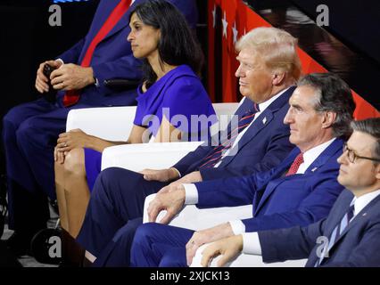 Milwaukee, États-Unis. 17 juillet 2024. Usha Chilukuri Vance, l'ancien président Donald Trump, le gouverneur du Dakota du Nord Doug Burgum et le président de la Chambre Mike Johnson, (de gauche à droite) écoutent le candidat républicain à la vice-présidence Sen. JD Vance, s'exprimer lors de la Convention nationale républicaine 2024 au Forum Fiserv à Milwaukee, Wisconsin, le mercredi 17 juillet 2024. La troisième journée de la convention devrait porter sur la sécurité nationale et la politique étrangère. Photo de Tannen Maury/UPI crédit : UPI/Alamy Live News Banque D'Images