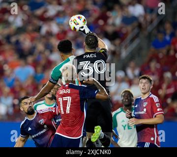 Frisco, Texas, États-Unis. 17 juillet 2024. Le gardien de but du FC Dallas Maarten Paes (30) frappe un ballon sur un corner de l'Austin FC lors d'un match de football de la Major League Soccer le 17 juillet 2024 à Frisco, Texas. Le FC Dallas a gagné, 3-1. (Crédit image : © Scott Coleman/ZUMA Press Wire) USAGE ÉDITORIAL SEULEMENT! Non destiné à UN USAGE commercial ! Banque D'Images