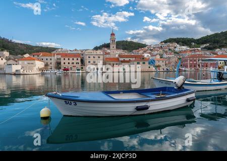 Pucisca petite ville sur l'île de Brac - Croatie Banque D'Images