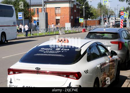 Cronstadt, Russie. 17 juillet 2024. Une voiture de taxi vue en attente d'une commande à Kronstadt, une ville en Russie, une municipalité du centre-ville de Pétersbourg. Crédit : SOPA images Limited/Alamy Live News Banque D'Images