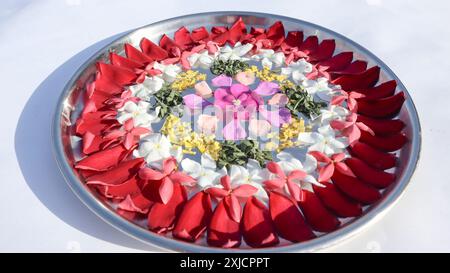 Belle aarti thali décorée de fleurs colorées.. Fêtes hindoues tradition rituelle Banque D'Images