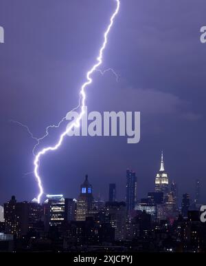 Un éclair frappe près de l'Empire State Building derrière Manhattan lors d'un orage à New York le mercredi 17 juillet 2024. Photo de John Angelillo/UPI Banque D'Images