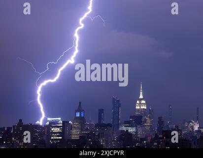 Un éclair frappe près de l'Empire State Building derrière Manhattan lors d'un orage à New York le mercredi 17 juillet 2024. Photo de John Angelillo/UPI Banque D'Images