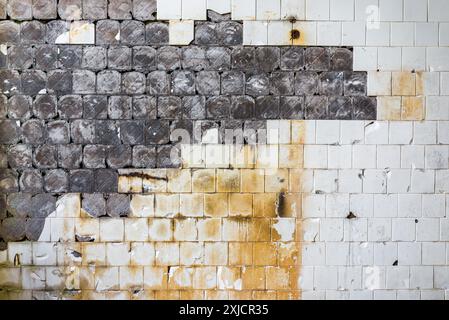 Texture industrielle de vieilles tuiles blanches brisées rouillées en ruine Banque D'Images