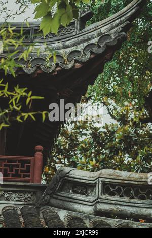 Une vue rapprochée d'un toit chinois traditionnel avec des sculptures complexes et un design orné. Banque D'Images