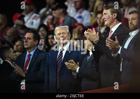 Milwaukee, États-Unis. 17 juillet 2024. Donald Trump écoute pendant le jour 3 de la Convention nationale républicaine 2024 au Forum Fiserv à Milwaukee, WISCONSIN, le 17 juillet 2024. (Photo par Anthony Behar/Sipa USA) crédit : Sipa USA/Alamy Live News Banque D'Images