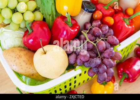 Fruits et légumes frais dans un panier vert Banque D'Images