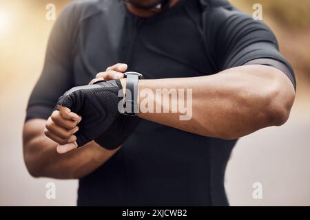 Homme, main et montre pour vérifier la fréquence cardiaque en plein air, l'exercice et le pouls de suivi pour la santé. Personne masculine, bras et athlète pour le suivi des résultats Banque D'Images