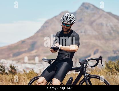 Homme, vélo et montre pour vérifier la fréquence cardiaque en extérieur, l'exercice et le suivi du pouls pour le temps. Personne masculine, motard et athlète pour le suivi des résultats Banque D'Images