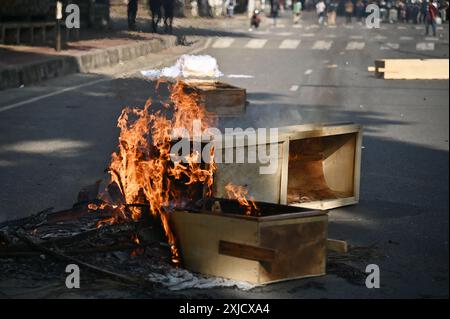 Dhaka, Bangladesh. 17 juillet 2024. Le personnel de police du Bangladesh tire des obus lacrymogènes alors que des étudiants protestent contre les quotas dans les emplois gouvernementaux à l'Université de Dhaka dans la capitale le 17 juillet 2024. Des étudiants bangladais le 17 juillet, des camarades de classe ont pleuré tués lors de manifestations contre les règles d'embauche dans la fonction publique, un jour après que le gouvernement a ordonné la fermeture indéfinie des écoles dans tout le pays pour rétablir l'ordre. Des étudiants ont incendié du bois et de la moto alors qu'ils protestent contre les quotas dans les emplois gouvernementaux photo Habibur Rahman/ABACAPRESS. COM Credit : Abaca Press/Alamy Live News Banque D'Images