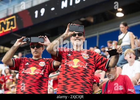 Harrison, États-Unis. 17 juillet 2024. Les fans assistent à un match régulier de la MLS entre les Red Bulls de New York et le FC Montréal au Red Bull Arena de Harrison, New Jersey, le 17 juillet 2024. Le match a été retardé en raison d'un orage violent et a finalement été mis en jeu dans le tirage 2 - 2. (Photo de Lev Radin/Sipa USA) crédit : Sipa USA/Alamy Live News Banque D'Images