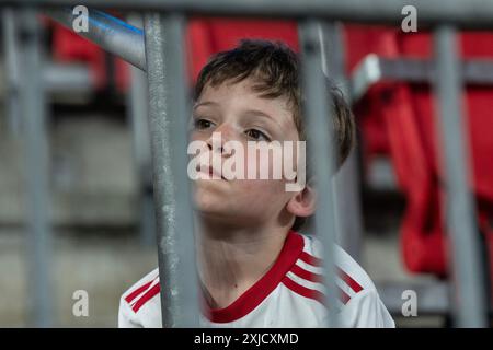 Harrison, États-Unis. 17 juillet 2024. Un jeune fan assiste à un match régulier de la MLS entre les Red Bulls de New York et le FC Montréal au Red Bull Arena à Harrison, NJ, le 17 juillet 2024. Le match a été retardé en raison d'un orage violent et a finalement été mis en jeu dans le tirage 2 - 2. (Photo de Lev Radin/Sipa USA) crédit : Sipa USA/Alamy Live News Banque D'Images