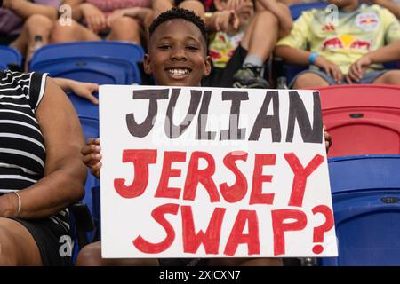 Harrison, États-Unis. 17 juillet 2024. Un jeune fan assiste à un match régulier de la MLS entre les Red Bulls de New York et le FC Montréal au Red Bull Arena à Harrison, NJ, le 17 juillet 2024. Le match a été retardé en raison d'un orage violent et a finalement été mis en jeu dans le tirage 2 - 2. (Photo de Lev Radin/Sipa USA) crédit : Sipa USA/Alamy Live News Banque D'Images