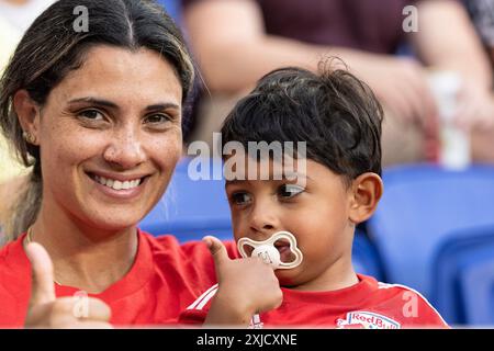 Harrison, États-Unis. 17 juillet 2024. Un jeune fan assiste à un match régulier de la MLS entre les Red Bulls de New York et le FC Montréal au Red Bull Arena à Harrison, NJ, le 17 juillet 2024. Le match a été retardé en raison d'un orage violent et a finalement été mis en jeu dans le tirage 2 - 2. (Photo de Lev Radin/Sipa USA) crédit : Sipa USA/Alamy Live News Banque D'Images