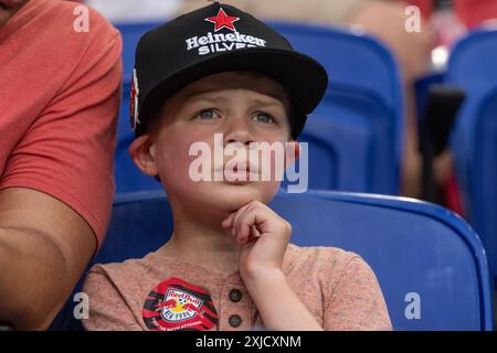 Harrison, États-Unis. 17 juillet 2024. Un jeune fan assiste à un match régulier de la MLS entre les Red Bulls de New York et le FC Montréal au Red Bull Arena à Harrison, NJ, le 17 juillet 2024. Le match a été retardé en raison d'un orage violent et a finalement été mis en jeu dans le tirage 2 - 2. (Photo de Lev Radin/Sipa USA) crédit : Sipa USA/Alamy Live News Banque D'Images