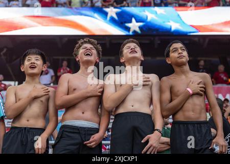 Harrison, États-Unis. 17 juillet 2024. Les jeunes fans assistent à un match régulier de la MLS entre les Red Bulls de New York et le FC Montréal au Red Bull Arena de Harrison, New Jersey, le 17 juillet 2024. Le match a été retardé en raison d'un orage violent et a finalement été mis en jeu dans le tirage 2 - 2. (Photo de Lev Radin/Sipa USA) crédit : Sipa USA/Alamy Live News Banque D'Images