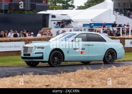 Rolls-Royce Ghost voiture de luxe conduisant sur la piste de montée de colline au Goodwood Festival of Speed 2024 Motorsport Event, West Sussex, Royaume-Uni Banque D'Images