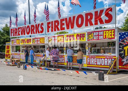 Feu d'artifice pop-up avec des clients en attente le 4 juillet, jour de l'indépendance, à Blairsville, Géorgie. (ÉTATS-UNIS) Banque D'Images