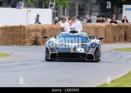 2022 Pagani Huayra R voiture de sport conduisant sur la piste de montée de colline au Goodwood Festival of Speed 2024 événement de sport automobile, West Sussex, Royaume-Uni Banque D'Images