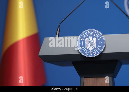 Bucarest, Roumanie - 17 juillet 2024 : détails avec le logo du gouvernement roumain lors d'une conférence de presse tenue par un ministre ou un politicien. Banque D'Images