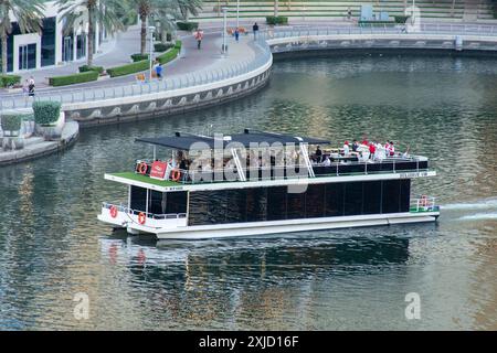 Touristes sur une croisière méga yacht dans la marina de Dubaï. Banque D'Images