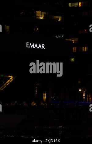 La société Emaar Real Estate signe dans la lumière néon la nuit dans la ville de Dubaï. Banque D'Images