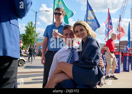 Milwaukee, Wisconsin, États-Unis. 17 juillet 2024. Ancien représentant américain du 11e Congrès de Caroline du Nord DAVID MADISON CAWTHORN, 28, qui a été partiellement paralysé dans un accident de voiture en 2014, a pivoté dans son fauteuil roulant et s'est roulé sur le trottoir avec sa femme CRISTINA BAYARDELLE, 30 ans, sur ses genoux, à Milwaukee, pour la troisième journée de la Convention nationale républicaine du GOP 2024 mercredi. (Crédit image : © Dominic Gwinn/ZUMA Press Wire) USAGE ÉDITORIAL SEULEMENT! Non destiné à UN USAGE commercial ! Banque D'Images