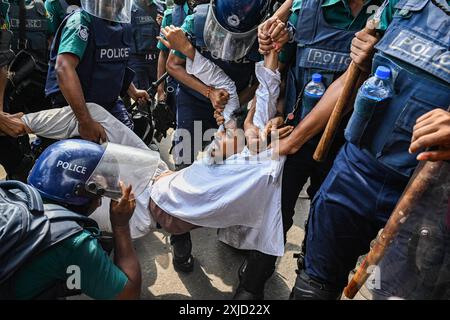 Dhaka, Bangladesh. 17 juillet 2024. La police du Bangladesh a arrêté un homme dans les locaux de l'Université de Dhaka, un jour après des affrontements entre des manifestants anti-quotas et des membres de la Bangladesh Chhatra League (BCL). Des étudiants bangladais ont pleuré leurs camarades de classe tués lors de manifestations contre les règles d'embauche dans la fonction publique le 17 juillet. Le gouvernement a par la suite ordonné la fermeture indéfinie des écoles dans tout le pays pour rétablir l'ordre. Selon des rapports de police, des manifestants opposés aux quotas pour les emplois gouvernementaux se sont affrontés avec des contre-manifestants fidèles au parti au pouvoir. Crédit : SOPA images Limited/Alamy Live News Banque D'Images