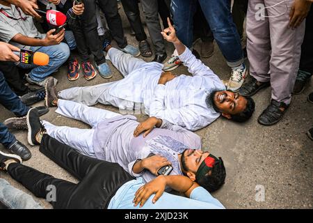 Dhaka, Bangladesh. 17 juillet 2024. La police du Bangladesh a arrêté un homme dans les locaux de l'Université de Dhaka, un jour après des affrontements entre des manifestants anti-quotas et des membres de la Bangladesh Chhatra League (BCL). Des étudiants bangladais ont pleuré leurs camarades de classe tués lors de manifestations contre les règles d'embauche dans la fonction publique le 17 juillet. Le gouvernement a par la suite ordonné la fermeture indéfinie des écoles dans tout le pays pour rétablir l'ordre. Selon des rapports de police, des manifestants opposés aux quotas pour les emplois gouvernementaux se sont affrontés avec des contre-manifestants fidèles au parti au pouvoir. Crédit : SOPA images Limited/Alamy Live News Banque D'Images