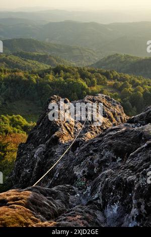 Via ferrata à la colline Ostrvica sur la montagne Rudnik à Sumadija, Serbie centrale Banque D'Images