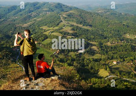 Deux jeunes randonneurs prenant des photos face à de beaux paysages du centre de la Serbie et de Sumadija en Serbie Banque D'Images