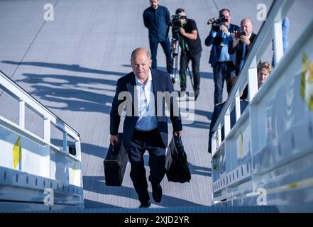 18 juillet 2024, Brandebourg, Schönefeld : le chancelier fédéral Olaf Scholz (SPD) embarque à bord d'un avion de l'armée de l'air pour voler vers le Royaume-Uni. Scholz participe au sommet de la Communauté politique européenne. Environ 50 chefs d'État et de gouvernement européens devraient assister au sommet du premier ministre. Photo : Michael Kappeler/dpa Banque D'Images