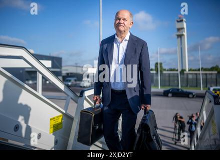 18 juillet 2024, Brandebourg, Schönefeld : le chancelier fédéral Olaf Scholz (SPD) embarque à bord d'un avion de l'armée de l'air pour voler vers le Royaume-Uni. Scholz participe au sommet de la Communauté politique européenne. Environ 50 chefs d'État et de gouvernement européens devraient assister au sommet du premier ministre. Photo : Michael Kappeler/dpa Banque D'Images