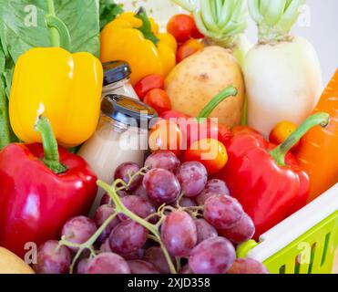 Fruits et légumes frais dans un panier vert Banque D'Images