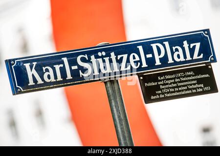 Karl-Stützel-Platz am Alten Botanischen Garten, Straßenschild, München, Juli 2024 Deutschland, München, 18. juillet 2024, Karl-Stützel-Platz am Alten Botanischen Garten, hier wird heute der erste alkoholfreie Biergarten eröffnet, Karl Stützel, 1872-1944, Sommer, Bayern *** Karl Stützel Platz am Alten Botanischen Garten, Street sign, Munich, juillet 2024 Allemagne, Munich, 18 juillet 2024, Karl Stützel Platz am Alten Botanischen Garten, le premier jardin de bière sans alcool ouvre ici aujourd'hui, Karl Stützel, 1872 1944 ans, été, Bavière Banque D'Images