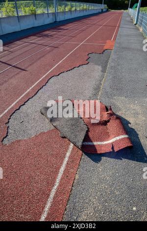 dommages sur la surface de la chenille sport en caoutchouc à l'extérieur Banque D'Images