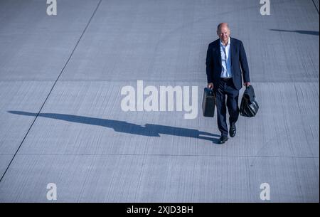 18 juillet 2024, Brandebourg, Schönefeld : le chancelier fédéral Olaf Scholz (SPD) embarque à bord d'un avion de l'armée de l'air pour voler vers le Royaume-Uni. Scholz participe au sommet de la Communauté politique européenne. Environ 50 chefs d'État et de gouvernement européens devraient assister au sommet du premier ministre. Photo : Michael Kappeler/dpa Banque D'Images