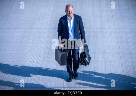 18 juillet 2024, Brandebourg, Schönefeld : le chancelier fédéral Olaf Scholz (SPD) embarque à bord d'un avion de l'armée de l'air pour voler vers le Royaume-Uni. Scholz participe au sommet de la Communauté politique européenne. Environ 50 chefs d'État et de gouvernement européens devraient assister au sommet du premier ministre. Photo : Michael Kappeler/dpa Banque D'Images