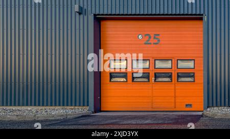 Danemark, Frederikssund, 22 décembre 2022, volets roulants orange dans un mur en aluminium gris avec le numéro 25 Banque D'Images