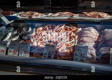 Poisson frais en vente au marché du dimanche Fischmarkt dans le quartier Altona de Hambourg, Allemagne Banque D'Images