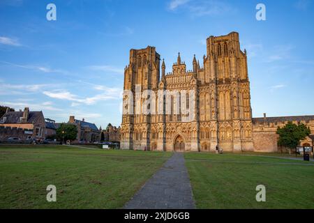 Wells Cathedral anglican Building dans la plus petite ville d'Angleterre, fond de ciel bleu à cette cathédrale d'architecture gothique, Somerset, Angleterre, Royaume-Uni Banque D'Images