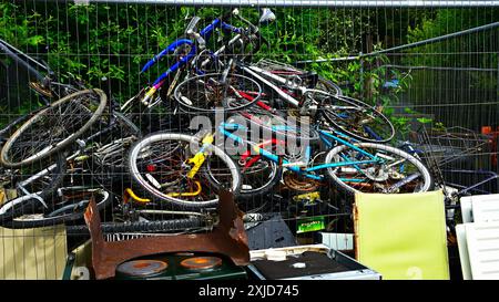 piles de cycles/vélos prêts à être recyclés, y compris pneus, roues et cadres Banque D'Images