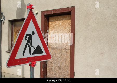 Baustelle Wohnungsbau : Blick am Dienstag 16.07.2024 in der Stadt Penzlin Landkreis Mecklenburgische Seenplatte auf ein baufälliges Wohnhaus im Zentrum mit einem Baustellenschild davor. Die Stadt Hat sich seit der Wende im Jahr 1989 sehr positiv entwickelt. Dabei wurden u.a. zahlreiche Häuser in der Innenstadt saniert und modernisiert. Dennoch bleibt ein kleiner Wermutstropfen in Form von einigen wenigen geschlossenen Geschäften und sanierungsbedürftigen Häusern. Die Ampel-Komondialisation hatte einst das Ziel herausgeben, 400,000 neue Wohnungen zu schaffen. OB das jemals erreicht wird ist derzeit m Banque D'Images