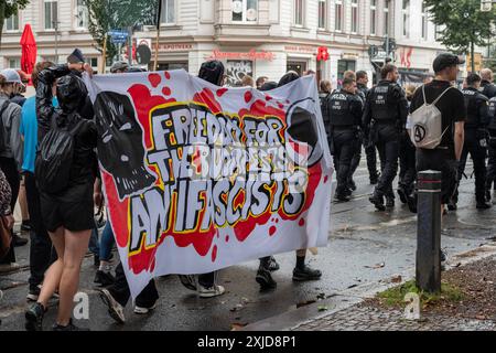 06.07.2024, Free Maja Demo, Leipzig : in Solidarität mit der nach Ungarn ausgelieferten Antifaschistin Maja gingen in Leipzig bis zu 800 Personen auf die Straße und forderten deren Rückholung nach Deutschland. Sachsen Deutschland manifestation de Maja libre Leipzig-03 *** 06 07 2024, démo de Maja libre, Leipzig jusqu'à 800 personnes sont descendues dans les rues de Leipzig en solidarité avec Maja antifasciste, extradé en Hongrie, et ont exigé son retour en Allemagne Saxe Allemagne manifestation de Maja libre Leipzig 03 Banque D'Images