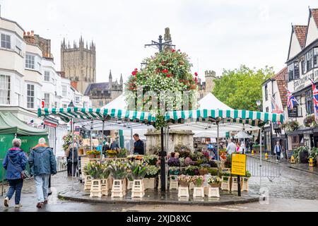 Wells centre-ville dans Somerset, étals de marché et vendeurs sur la place du marché avec fleuristes étals vendant des fleurs, Angleterre, Royaume-Uni, 2023 Banque D'Images